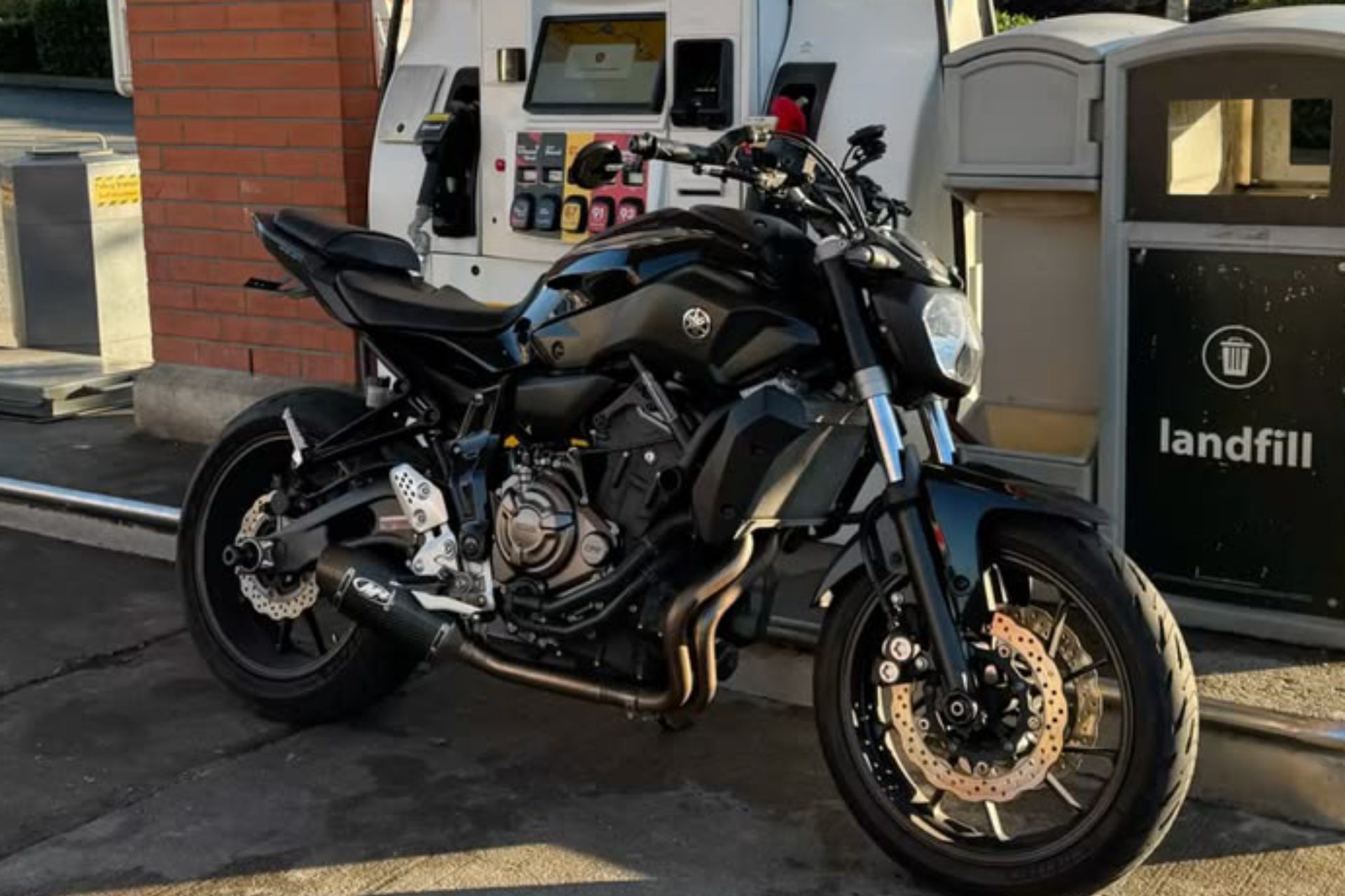 ¿Cómo se debe tanquear una motocicleta y qué pasa si le entra agua al tanque?
