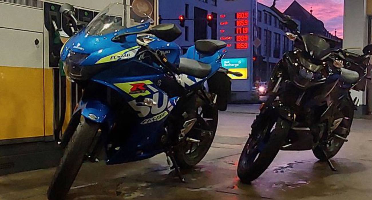 ¿Cómo se debe tanquear una motocicleta y qué pasa si le entra agua al tanque?