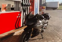 ¿Cómo se debe tanquear una motocicleta y qué pasa si le entra agua al tanque?