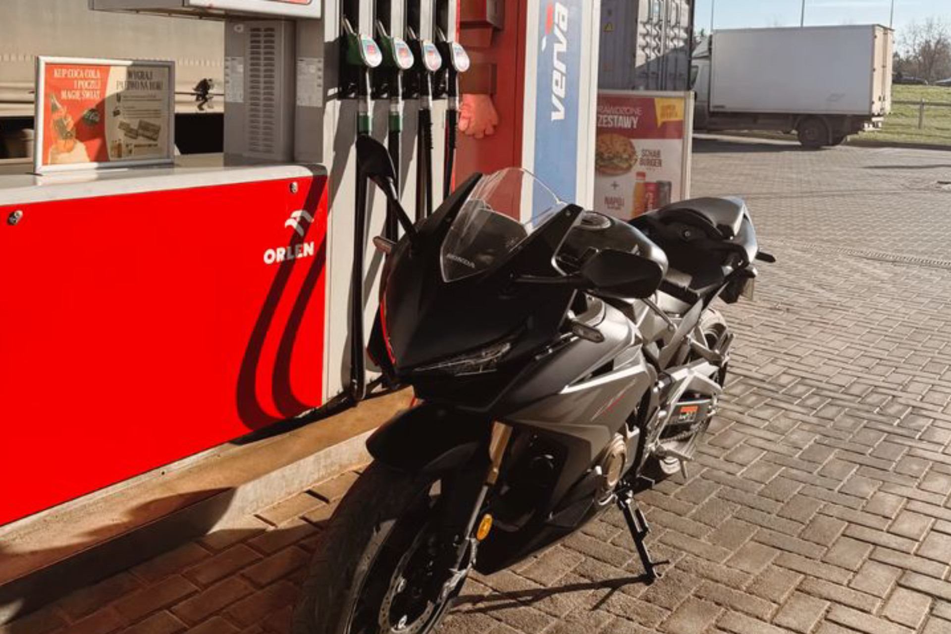 ¿Cómo se debe tanquear una motocicleta y qué pasa si le entra agua al tanque?