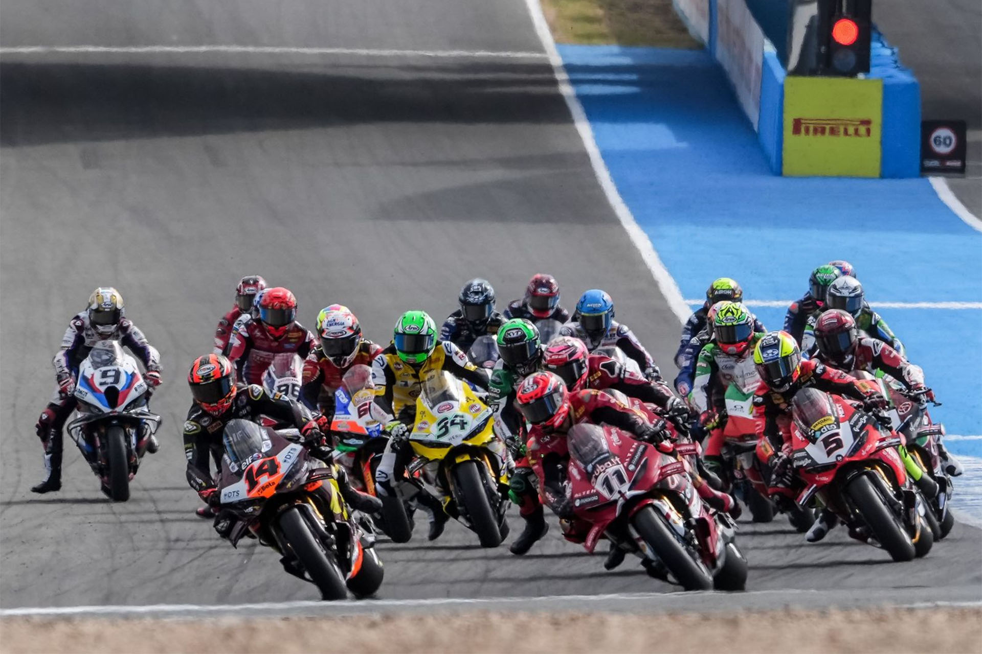 Superbike Jerez 2026: Ni la lluvia empaña otro triplete de Bulega